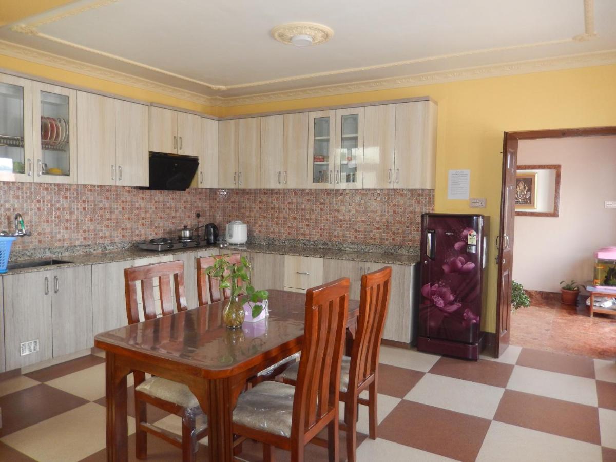 Shine Homestay Famille Francophone - Shine Home And Apartment Катманду Екстериор снимка