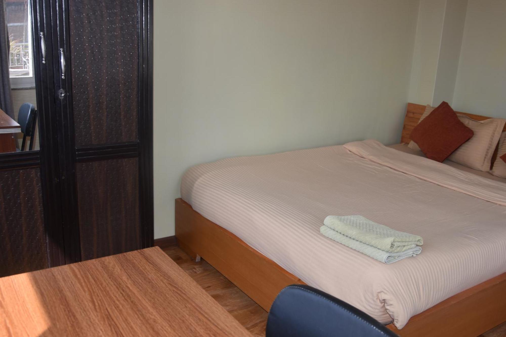 Shine Homestay Famille Francophone - Shine Home And Apartment Катманду Екстериор снимка