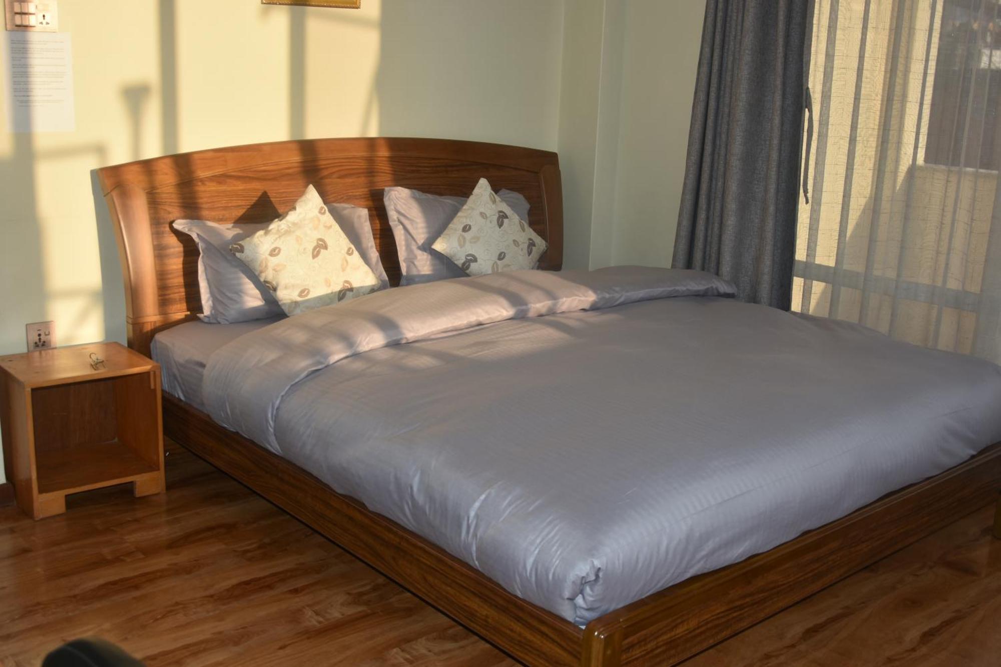 Shine Homestay Famille Francophone - Shine Home And Apartment Катманду Екстериор снимка